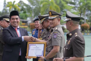 Satpol PP Padang terima penghargaan karya bakti 2026 