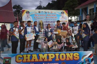 Pebola Voli SMPN 2 Logas Tanah Darat Kuansing Riau juarai turnamen bola voli 4 provinsi 