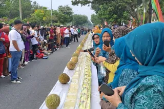 Kue talam durian sepanjang 1 km dinikmati gratis pengunjung car free day 
