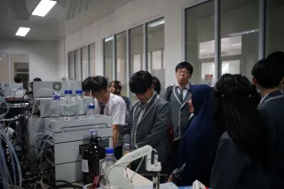 37 siswa SMA Education Pekanbaru pelajari ilmu kimia uji obat dan makanan 