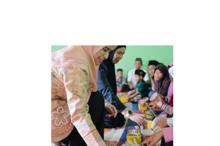 Darma Wanita Riau berbagi bersama anak panti 