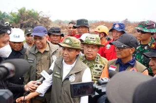 Pemerintah tambah helikopter water bombing  padamkan api akibat karhutla di Riau