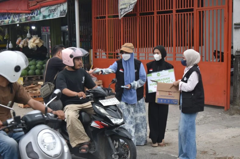 Distribusi masker ke pengendara