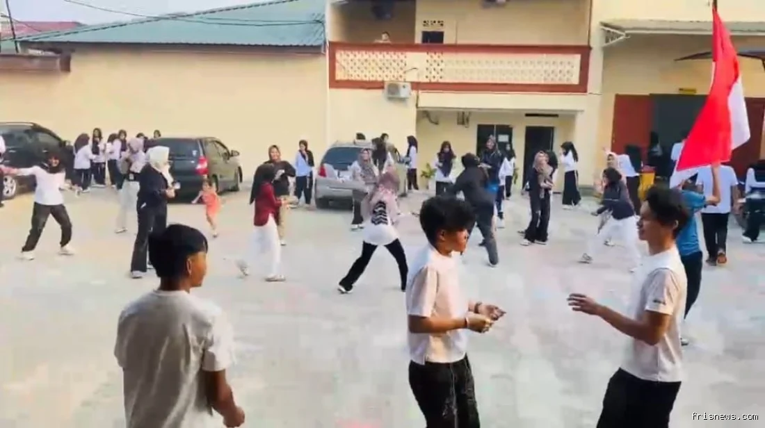 Mahasiswa  baru Polteknas Pekanbaru lempar tepung warna warni  