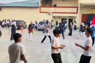 Mahasiswa  baru Polteknas Pekanbaru lempar tepung warna warni  