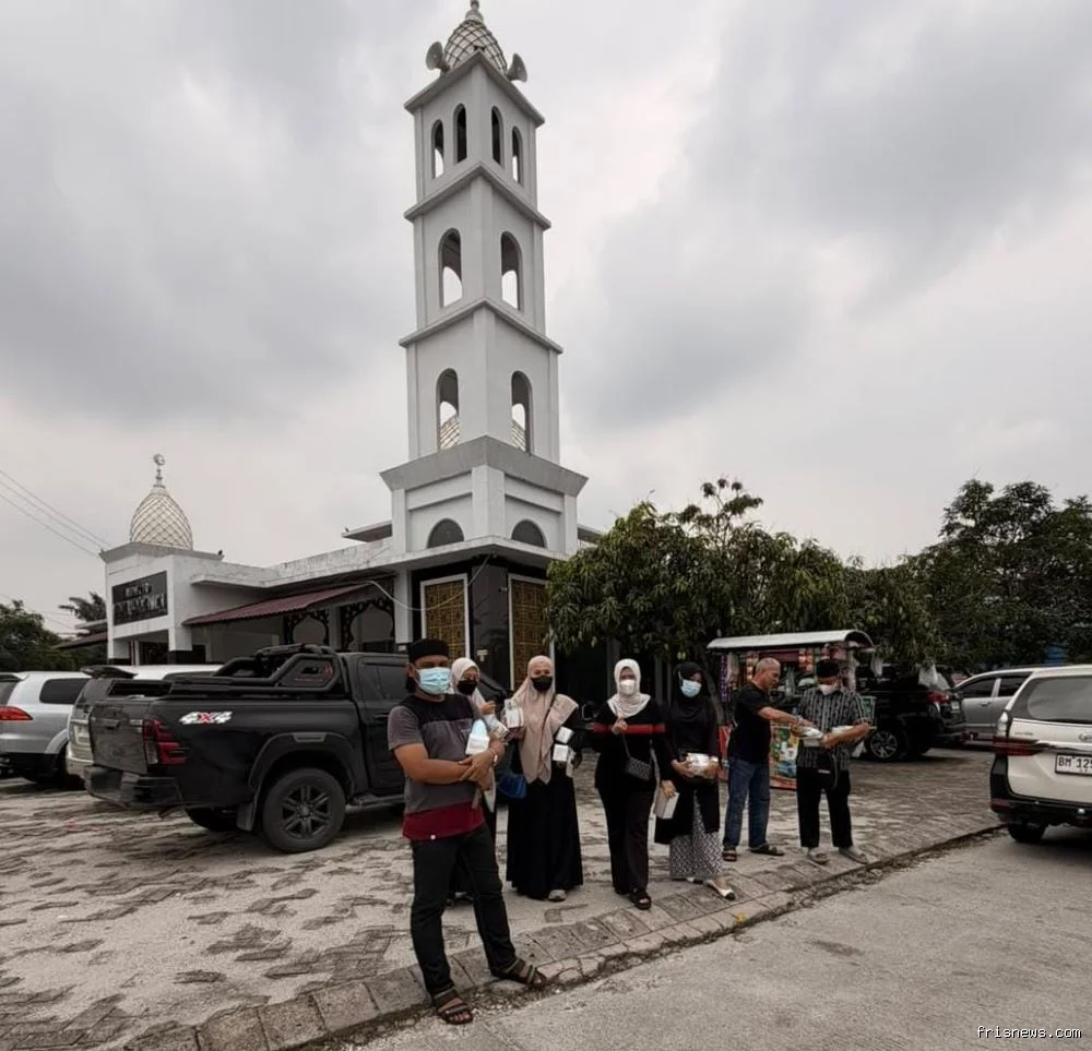 Alumni Fakultas Hukum Unand bagikan 5.000 masker gratis kepada pengguna jalan