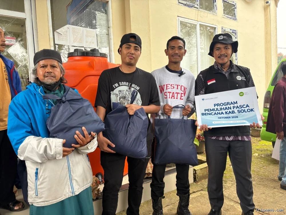 Paragon Corp-IZI Sumbar salurkan 45 paket sembako untuk warga terdampak bencana Solok