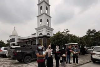 Alumni Fakultas Hukum Unand bagikan 5.000 masker gratis kepada pengguna jalan