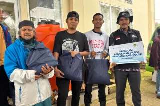 Paragon Corp-IZI Sumbar salurkan 45 paket sembako untuk warga terdampak bencana Solok